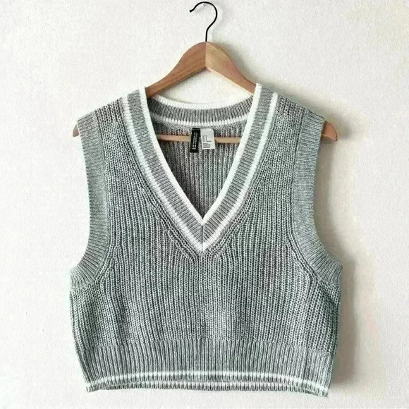 DIVIDED Sz M Light Knit Gray White Cropped V Neck Sweater Vest Academia - Picture 1 of 7